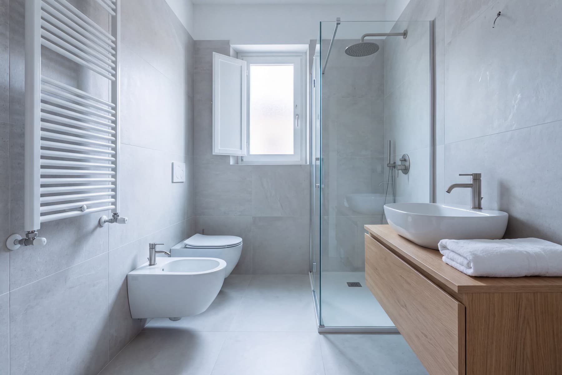 Rifacimento bagni — Via del centro, Trieste